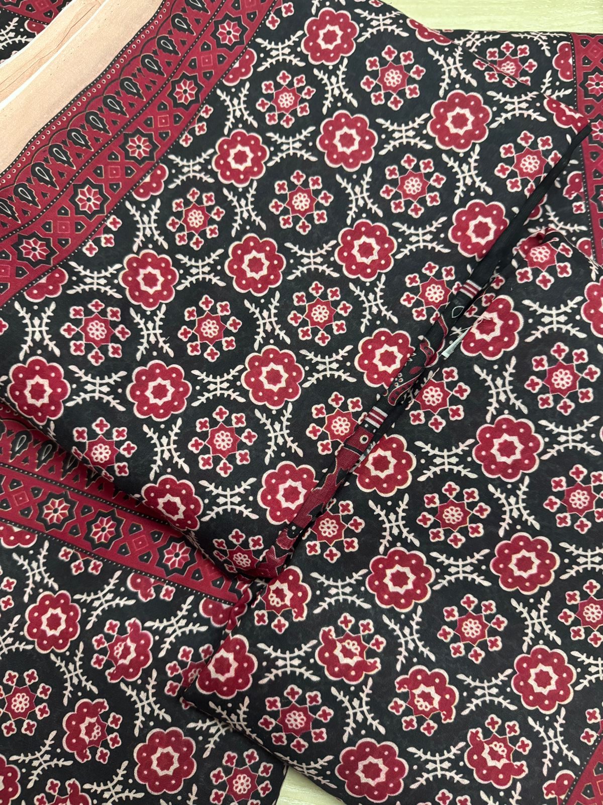 আজরাখ প্রিন্ট সালোয়ার কামিজের ট্রেন্ডি ডিজাইন - Image 4